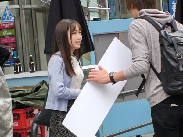 【ピュア美少女の初体験】『恥ずかしい…』写真映えに夢中な素人娘をナンパ！慣れないフェラでご奉仕、キツキツおま○こに激ピストンで喘ぎまくり！♡