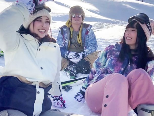 【ゲレンデナンパ】『雪のように白い肌が…』美白JD二人組を口説いて飲み会でエッチ！オモチャで敏感ボディを責められ、アソコから汁が溢れちゃうドスケベ女子大生！