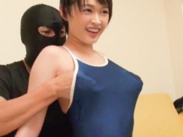 【童顔美少女のスク水誘惑】『ダメ…でも気持ちいい…』無邪気な笑顔の美女がスク水姿で乳揉まれ、恥ずかしがりながらも敏感に反応！着衣のままのエロすぎる姿に興奮間違いなし♡