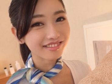 【エステティシャンの秘密の裏メニュー】「やだ…お客様…」細身で童顔な美人エステティシャンが、セクハラに耐えきれず…！華奢な体をバックから激しくピストンされ、感じまくる！！仕事中の禁断のエロプレイがヤバい！！