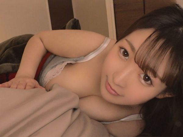 【夜這い痴女】『今夜は私が癒してあげる…』巨乳美女が隣で寝てる彼氏を誘惑！悶々とした夜に優しくエロくヌいてくれる夢の夜這いプレイ♡