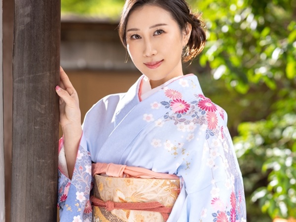 【着物美熟女】「ご主人様、もっと気持ちよくなって…♡」極上和装美魔女が、絡みつく舌技でベロチュー＆チンポ責め！徹底ご奉仕プレイで男を骨抜きにするエロの極み！