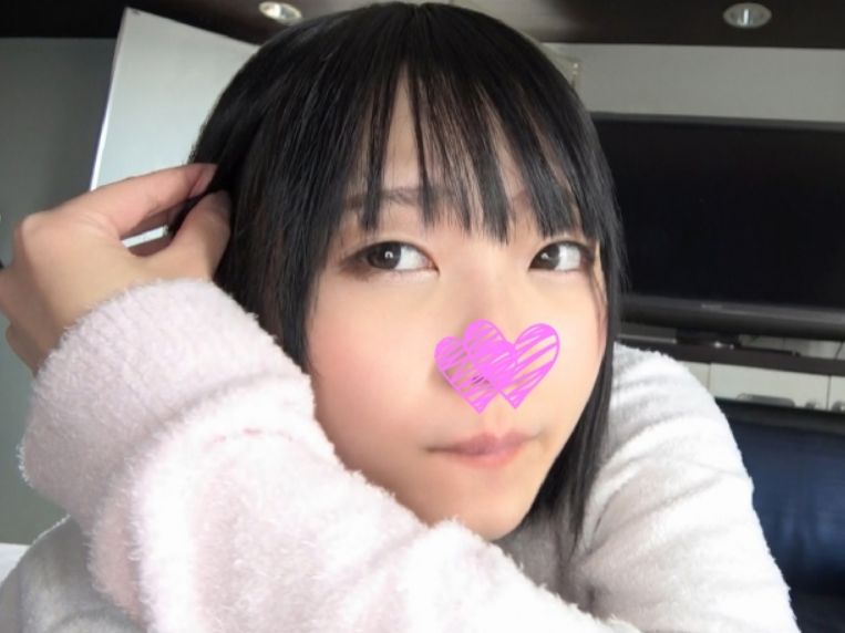 【制服美少女】天真爛漫な女子校生、無邪気な笑顔の裏に隠れたエッチな本性！ちっぱい美乳と敏感おまんこがエロすぎる！制服姿で乱れまくる姿がたまらない！ｗ