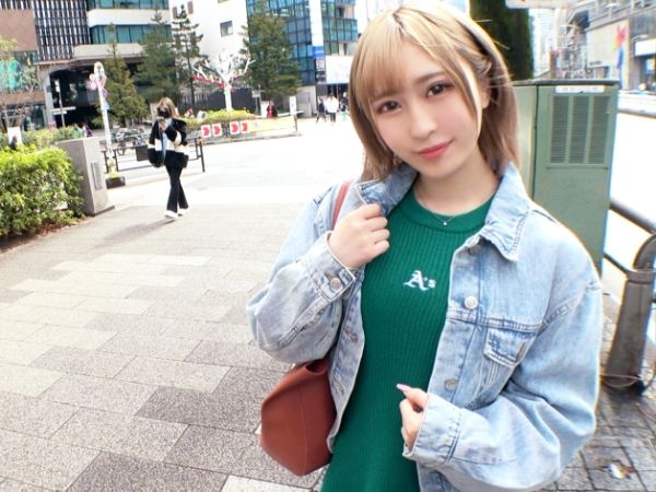 【金髪ギャル美容師の裏バイト】色白スレンダーな美容師が、裏でチンポにじゅぽじゅぽフェラご奉仕！仰向けチンポをしゃぶり尽くし、口内にドッピュン大量射精で精子抜き取り！