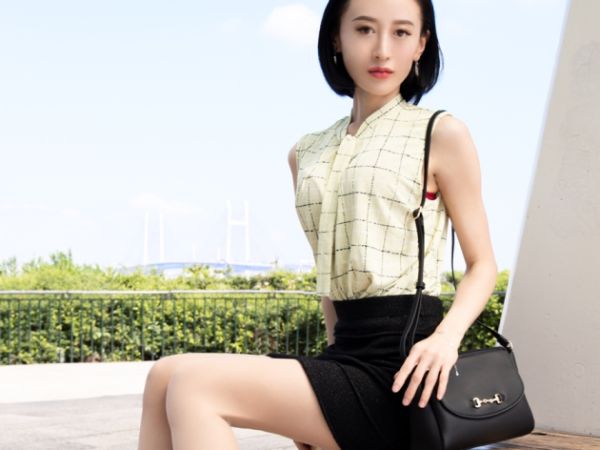 【人妻不倫】セックスレス美熟女が他人棒で性欲爆発！チンポに飢えた美人奥様が手マンで大洪水♡我慢できずに不倫SEXで乱れまくる！
